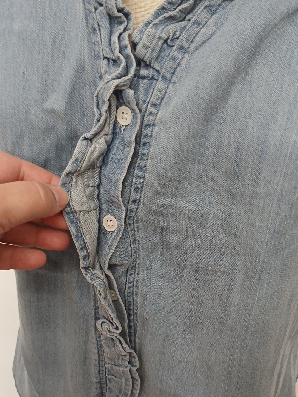 Industry Light Blue Ruffle Denim Sleeveless Chambray Top Size M - Picture 4 of 7